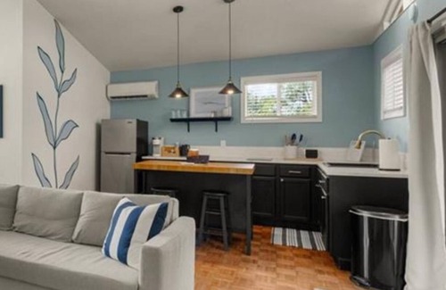 Bay Area Cottage | Peace and Sun in Paloma Casita a block from Corpus Christi Bay.