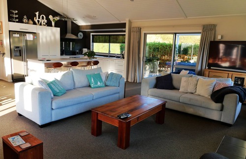 Acacia Bay House | Peace and Tranquilty Close to Town