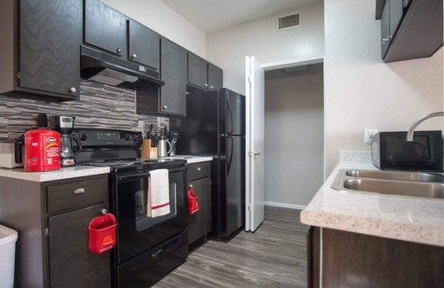 Irving Apartment | Peaceful 1BR King Suite w/Pool, Gym & Parking 04