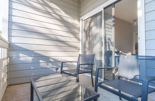 Irving Apartment | Peaceful 1BR King Suite w/Pool, Gym & Parking 04