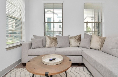 Spring Apartment | Peaceful 2BR close to everything! Family/Corp Friendly! 25min to Houston Center!