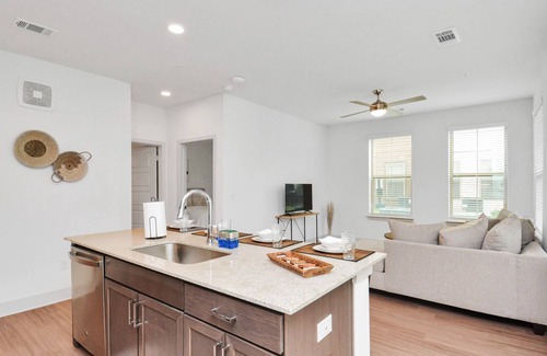 Spring Apartment | Peaceful 2BR close to everything! Family/Corp Friendly! 25min to Houston Center!