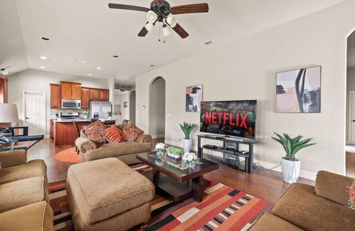 Grand Prairie House | Peaceful 3 BD Family Getaway