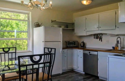 Casanova Apartment | Peaceful and Modern Apartment on a 14 Acre Farm