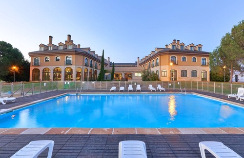 Cebreros House | Peaceful Ávila Stay – Sophisticated Country Charm with On-Site Dining