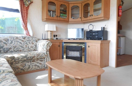 Callington House | Peaceful caravan with WiFi in charming outskirts Callington on a working farm .