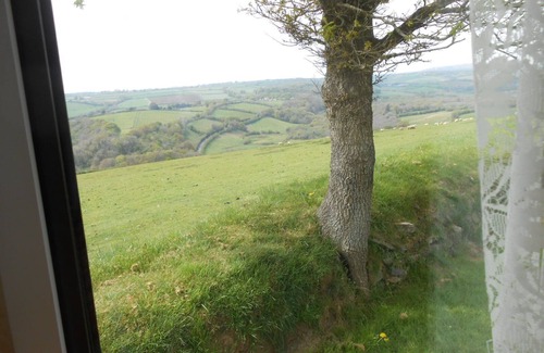 Callington House | Peaceful caravan with WiFi in charming outskirts Callington on a working farm .