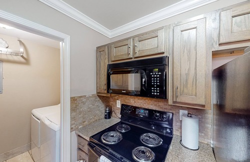 Madison House | Peaceful & charming dog-friendly getaway with deck & nature views - near golf