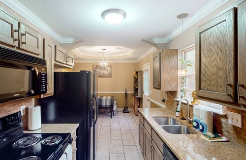 Madison House | Peaceful & charming dog-friendly getaway with deck & nature views - near golf