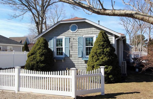 Osterville House | Peaceful Cottage in the Heart of Osterville Village Walk to Shops & Restaurants