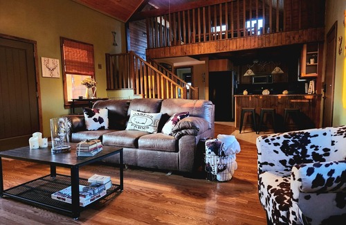 Jerseyville Cabin | Peaceful cozy cabin, with fireplace, on 30 acre farm. Near wineries and shopping