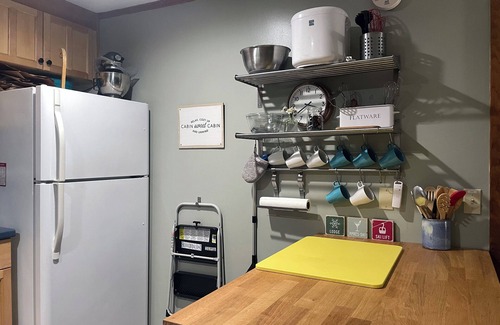 Warren House | Peaceful, cozy pet-friendly home, fiber-optic wifi close to mountains and lake
