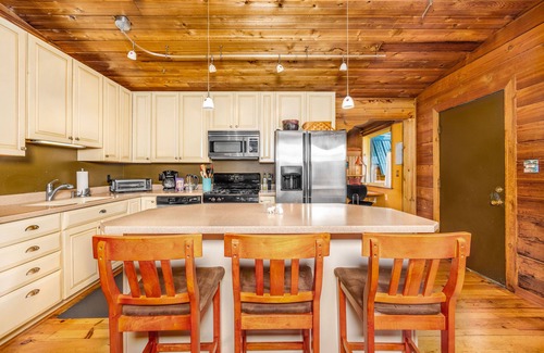 Alyeska Cabin | Peaceful dog-friendly cabin with hot tub, woodstove, W/D & WiFi - mountain views