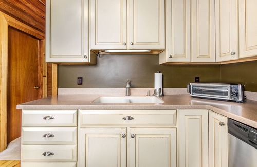 Alyeska Cabin | Peaceful dog-friendly cabin with hot tub, woodstove, W/D & WiFi - mountain views