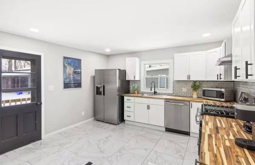 Perinton House | Peaceful East Side Retreat