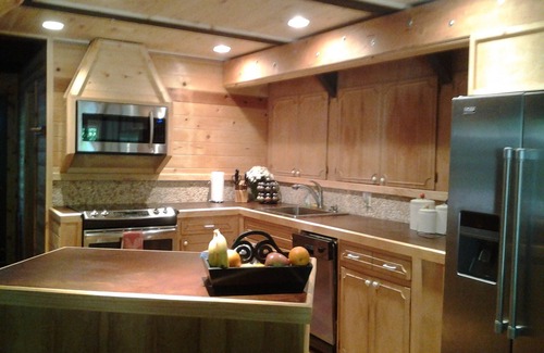 Rhododendron Ski Chalet | -Peaceful Eclectic Cabin, WiFi, Hot tub,pets welcome