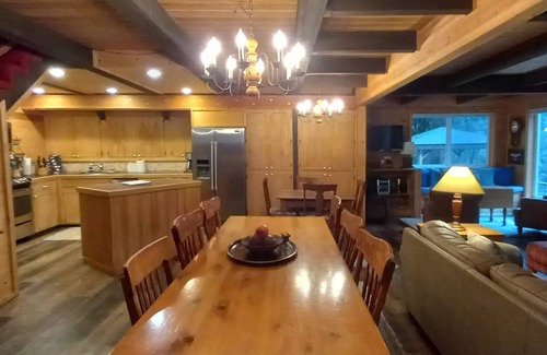 Rhododendron Ski Chalet | -Peaceful Eclectic Cabin, WiFi, Hot tub,pets welcome