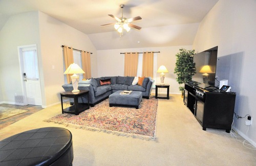 Houston House | Peaceful Family Friendly 4 Bd in North Houston