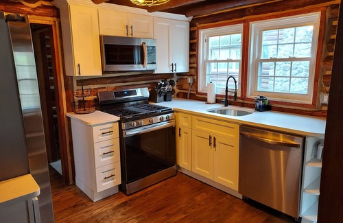 West Milford Cabin | Peaceful Lake Front Log Cabin- Sleeps 7 in 3 rooms
