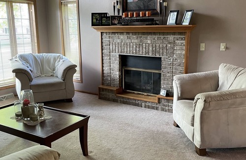 Butte Des Morts House | Peaceful Neighborhood 5 Miles from EEA Grounds