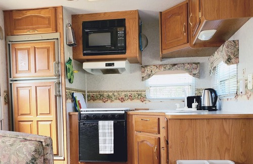 Vulcan County House | Peaceful No Haul Trailer Vacation with Rockies View