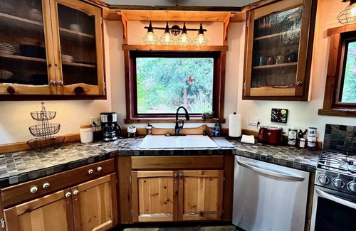 Idyllwild House | Peaceful Pines " Lovely Pet Friendly Mountain Home w/Spa