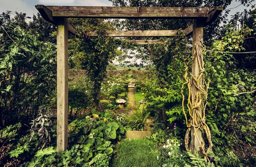 Ross-on-Wye Apartment | Peaceful Quality 2 bedroom/2 bathrooms Country House Apartment:beautiful garden
