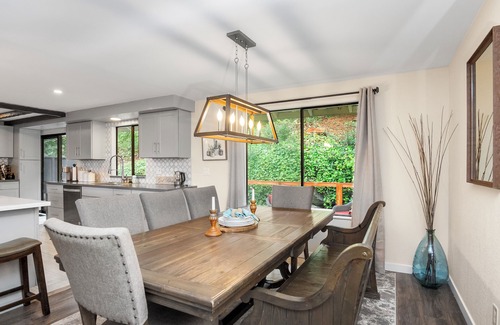 Kenmore House | Peaceful Retreat w/Pizza Oven/Hottub/FirePit/Views