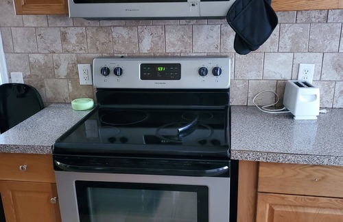 Petersburg House | Peaceful Single family 3 Bedroom 2 Bath Home