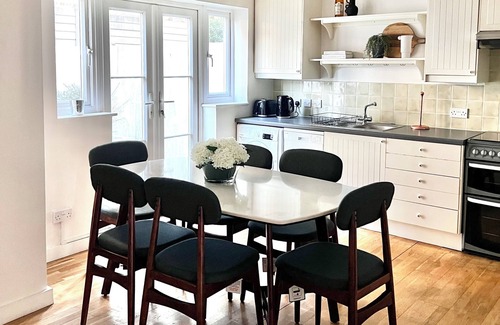 Sands End House | Peaceful & Spacious cottage in Fulham