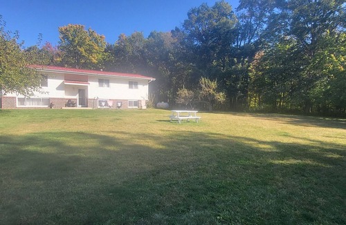 Tomah House | Peaceful, Spacious, Country 4-bedroom house with WiFi in charming Tomah