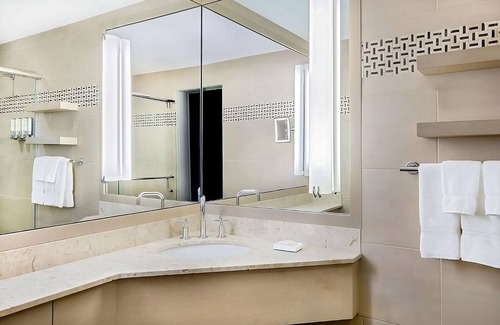 East Cambridge Hotel | Peaceful Stay in a Pet-Friendly Unit with Pool! Near MIT!