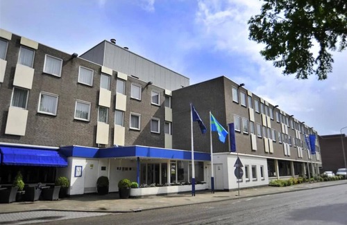 Weert Hotel | Peaceful Stay with Fast Access to Weerterbos! Onsite Dining and Parking!