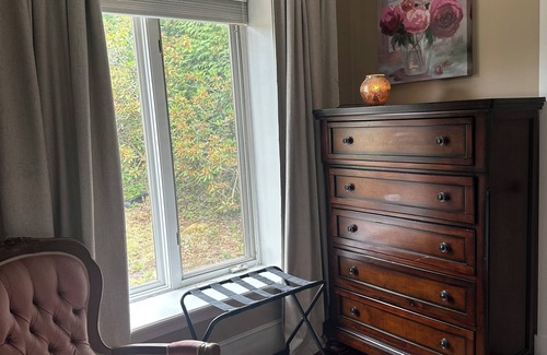 Guildford Apartment | Peaceful Studio Suite Escape w/Crystal Clear Pool