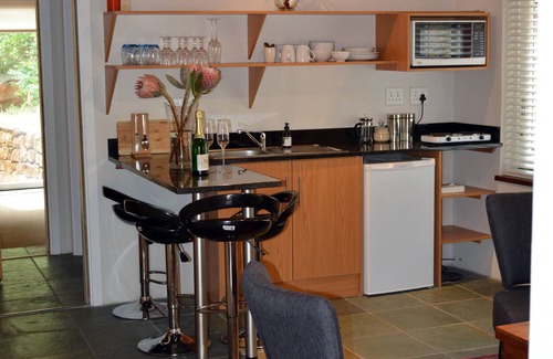 Scott Estate Cottage | Peaceful, stunning pool, beaches & wine