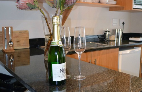 Scott Estate Cottage | Peaceful, stunning pool, beaches & wine