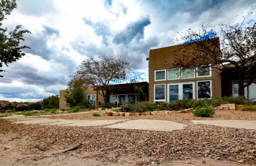 Ojo Caliente Apartment | Peaceful Suite in Desert Inn- San Juan Queen Room