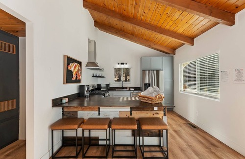 Upper Moonridge Cabin | Peaceful Sunshine Chalet with Hot Tub