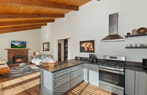 Upper Moonridge Cabin | Peaceful Sunshine Chalet with Hot Tub