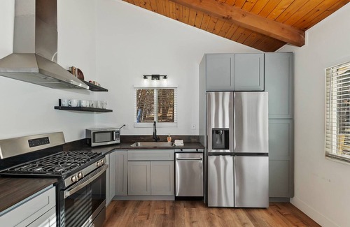 Upper Moonridge Cabin | Peaceful Sunshine Chalet with Hot Tub