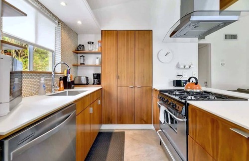 South River City House | Peachy Dream | SoCo Mid-Century Pet Stay