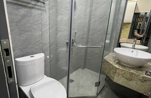 Bach Dang Riverside Apartment | Peanuts Home - Central HCM, 5 mins to Bui Vien | Full Kitchenette & Free Laundry