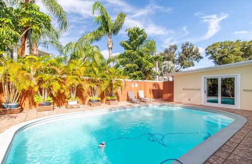 Harbor Hills House | Pelican Point- PoolHouseByBeach