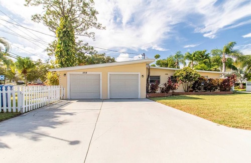 Harbor Hills House | Pelican Point- PoolHouseByBeach