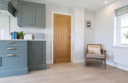 Ty Croes Cottage | Penrhyn Isa Un - an on the beach that sleeps 6 guests in 3 bedrooms