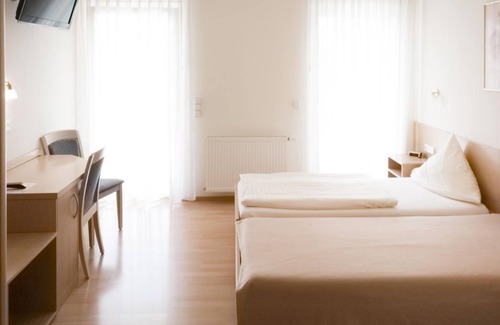 Morlheim Bed & Breakfast | Pension Zum Bahnhof - Doppelzimmer, Dusche, WC