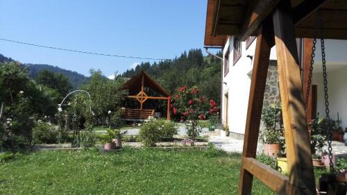 Scarisoara House | Pensiunea Piatra Mandrutului