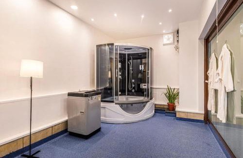 Sector 40 Apartment | Penthouse with Jacuzzi steam bath &foot massage