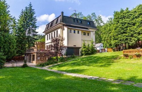 Houska Hotel | Penzion Kokorin Forest Villa