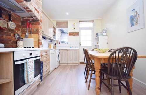 Compton Cottage | Pepper Pot Cottage , Compton - a cottage that sleeps 6 guests in 3 bedrooms